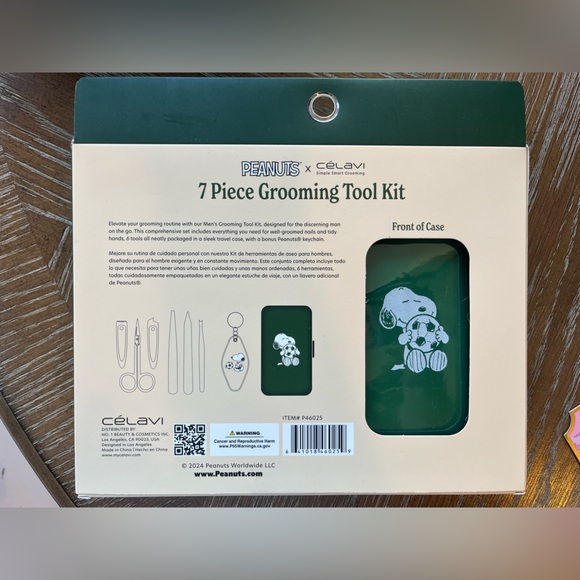 Peanuts Green Soccer Snoopy 7-Piece Grooming manicure Travel Tool Kit w Keychain - Picture 2 of 2